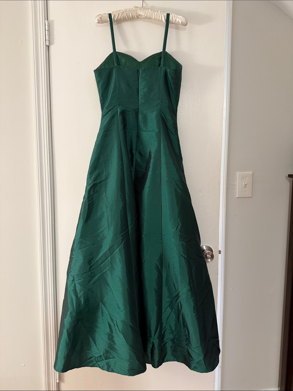 Elegant Emerald Green A-Line Ball Gown - Picture 3 of 9